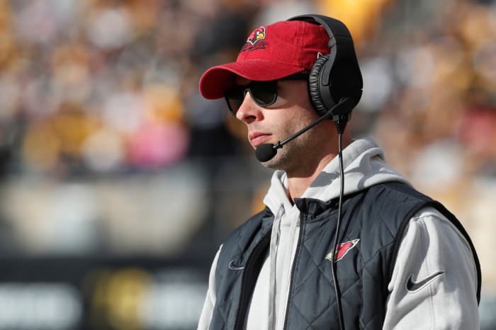 Arizona Cardinals head coach Jonathan Gannon looks on from the sidelines against the Pittsburgh Steelers during the first quarter at Acrisure Stadium.